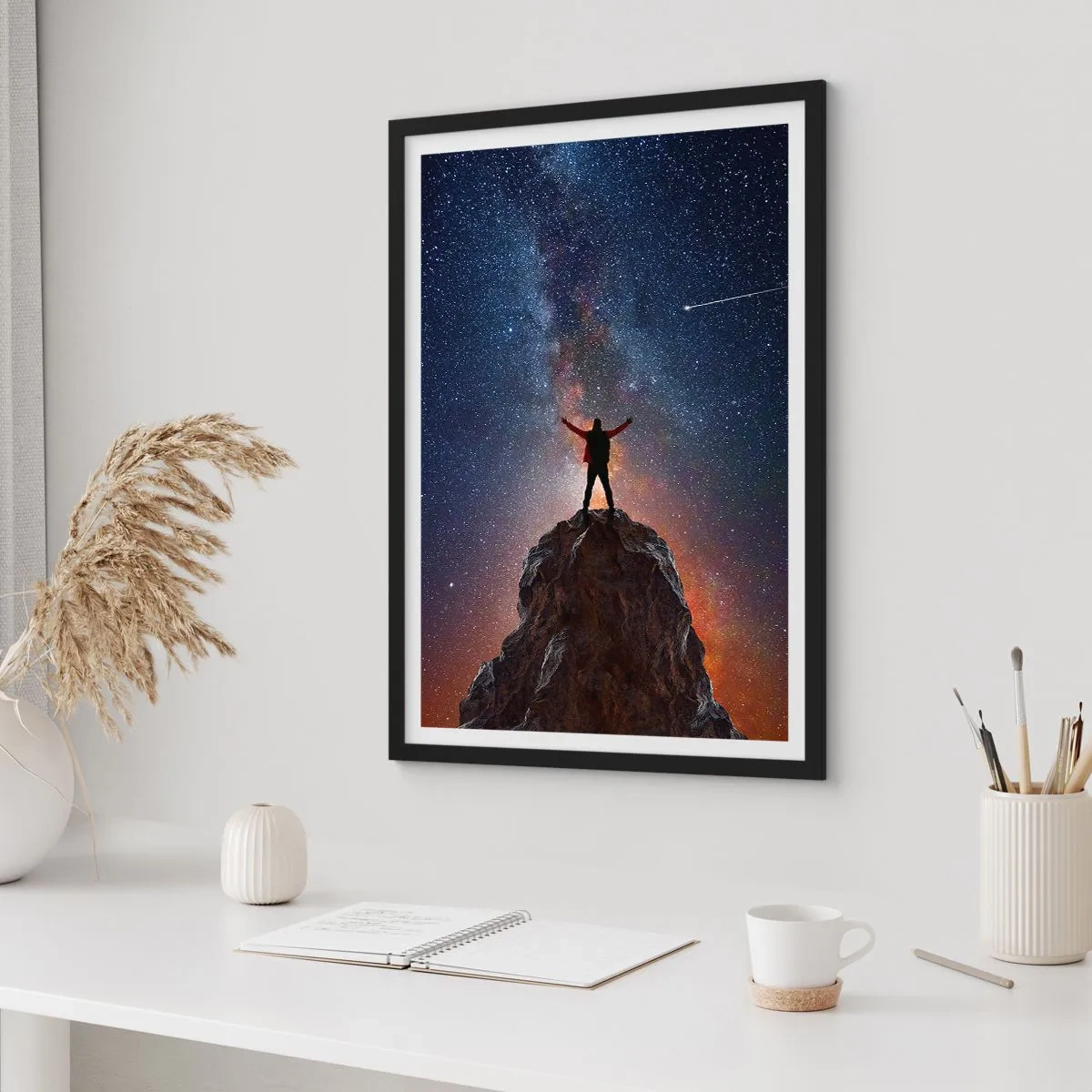 Plakat i sort ramme - Silhuet på toppen af en klippe med en stjernehimmel i baggrunden - 50x70cm - Magten er hos mig! - Moderne vægdekoration til stue og soveværelse ARTTOR