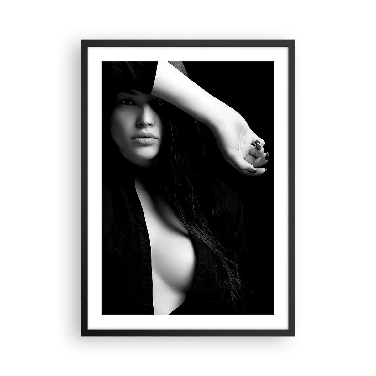 Plakat i sort ramme - Sort-hvidt fotografi af en kvinde med et mystisk blik - 50x70cm - Forførelsens skole - Moderne vægdekoration til stue og soveværelse ARTTOR