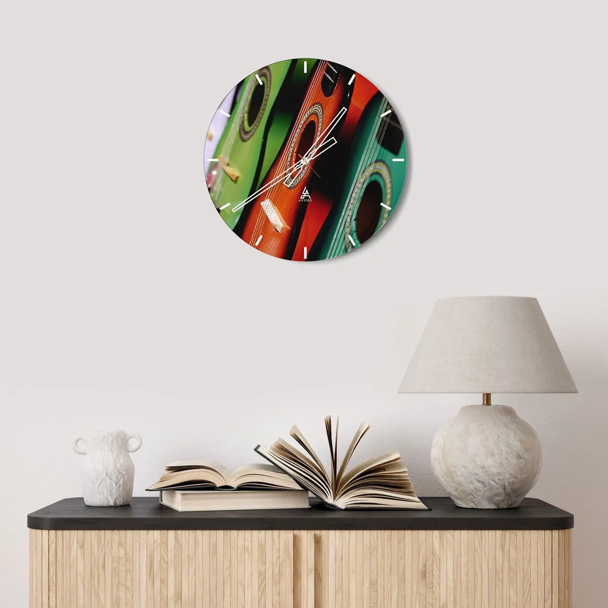 Vægur, Uret - Farverige guitarer i en kunstnerisk komposition - 30x30cm - Guitaren har mange farver - Moderne vægdekoration til stue, køkken og soveværelse ARTTOR