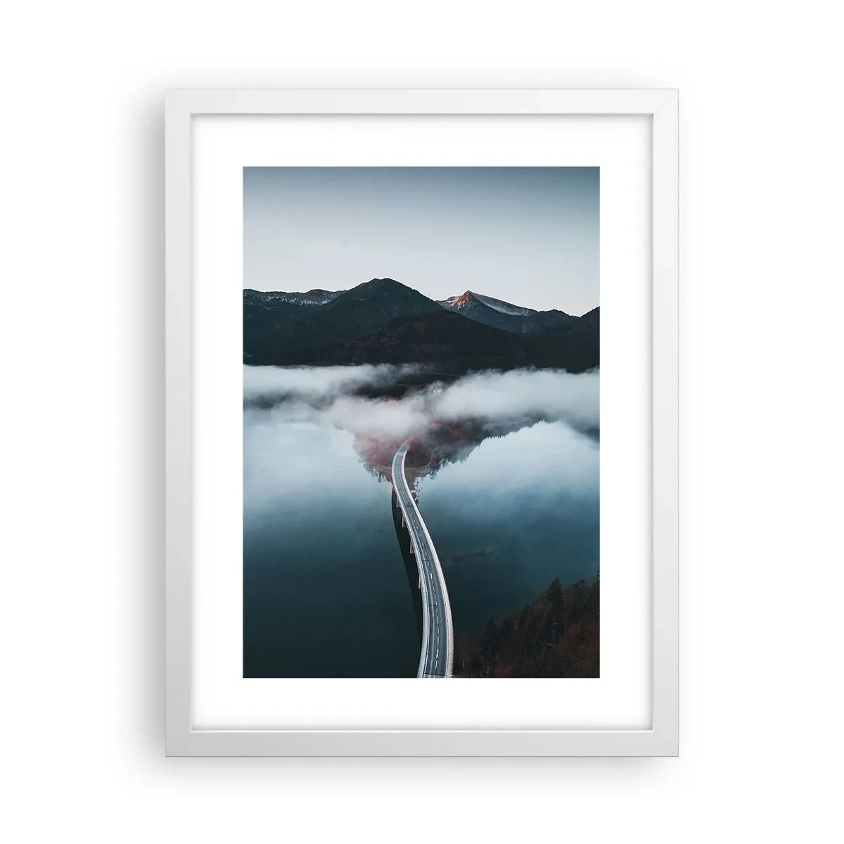 Plakat i hvid ramme - Over vand så glat som et spejl - 30x40 cm