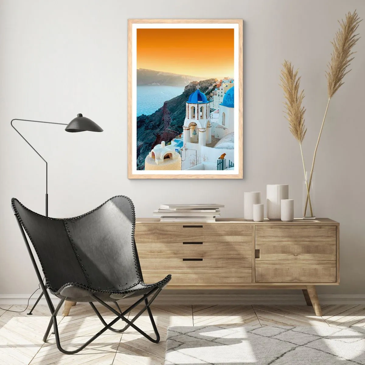 Plakat i ramme af lyst egetræ - Santorini - omfavnet af klipperne - 50x70 cm