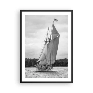 Plakat i sort ramme - Et sejlskib med store sejl, der sejler på havet i sort og hvid - 50x70cm - Brødre af vinden - Moderne vægdekoration til stue og soveværelse ARTTOR