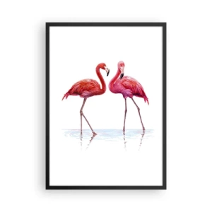 Plakat i sort ramme - To flamingoer på en hvid baggrund med refleksion i vandet - 50x70cm - Lyserødt randez-vous - Moderne vægdekoration til stue og soveværelse ARTTOR