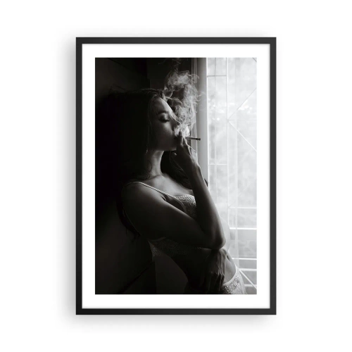 Plakat i sort ramme - En kvinde i lingeri, der ryger en cigaret i sort og hvid - 50x70cm - Et sensuelt øjeblik - Moderne vægdekoration til stue og soveværelse ARTTOR