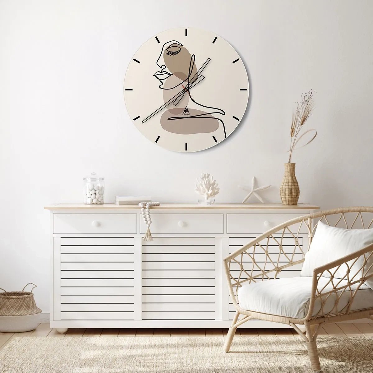 Vægur, Uret - En kvindes ansigt i omrids på en beige baggrund med farvepletter. - 30x30cm - Lytter til sig selv - Moderne vægdekoration til stue, køkken og soveværelse ARTTOR