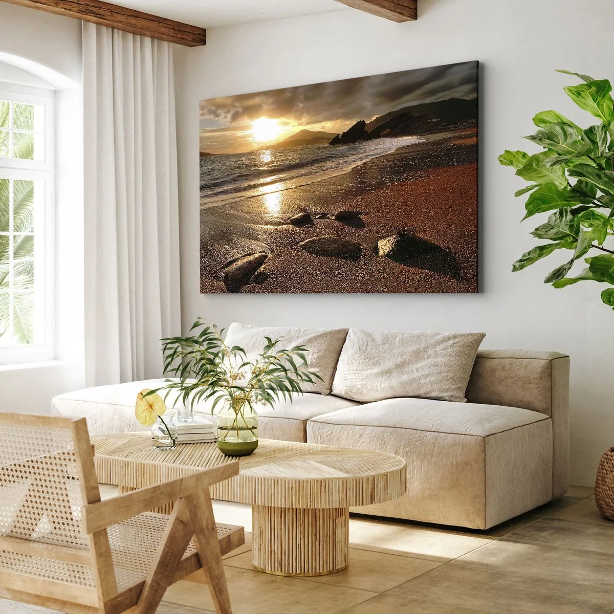 Lærredstryk - Billede på lærred - Strand ved solnedgang med sten på kysten - 70x50cm - Følg solen til bjergene - Moderne vægdekoration til stue og soveværelse ARTTOR