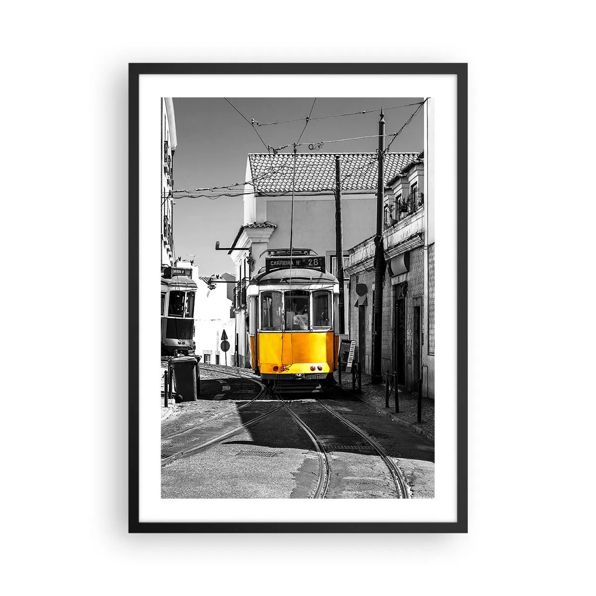 Plakat i sort ramme - En gul sporvogn på byens gader i sort-hvid omgivelser - 50x70cm - Lissabons ånd - Moderne vægdekoration til stue og soveværelse ARTTOR