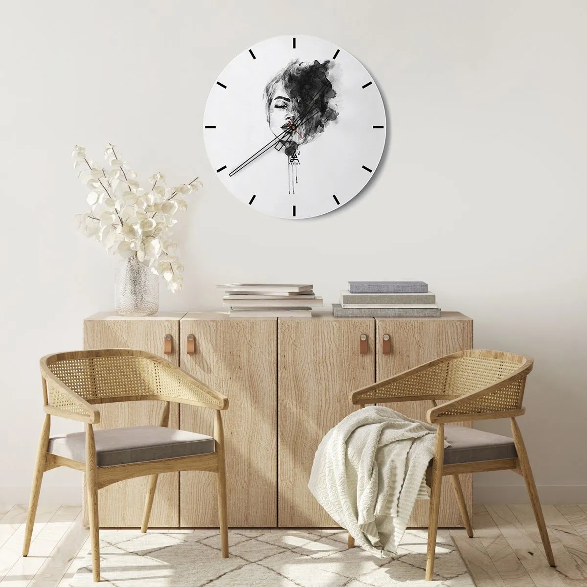 Vægur, Uret - Sort-hvid akvarelmaleri af en kvindes ansigt med røgeffekt - 30x30cm - Hvad piger drømmer om - Moderne vægdekoration til stue, køkken og soveværelse ARTTOR
