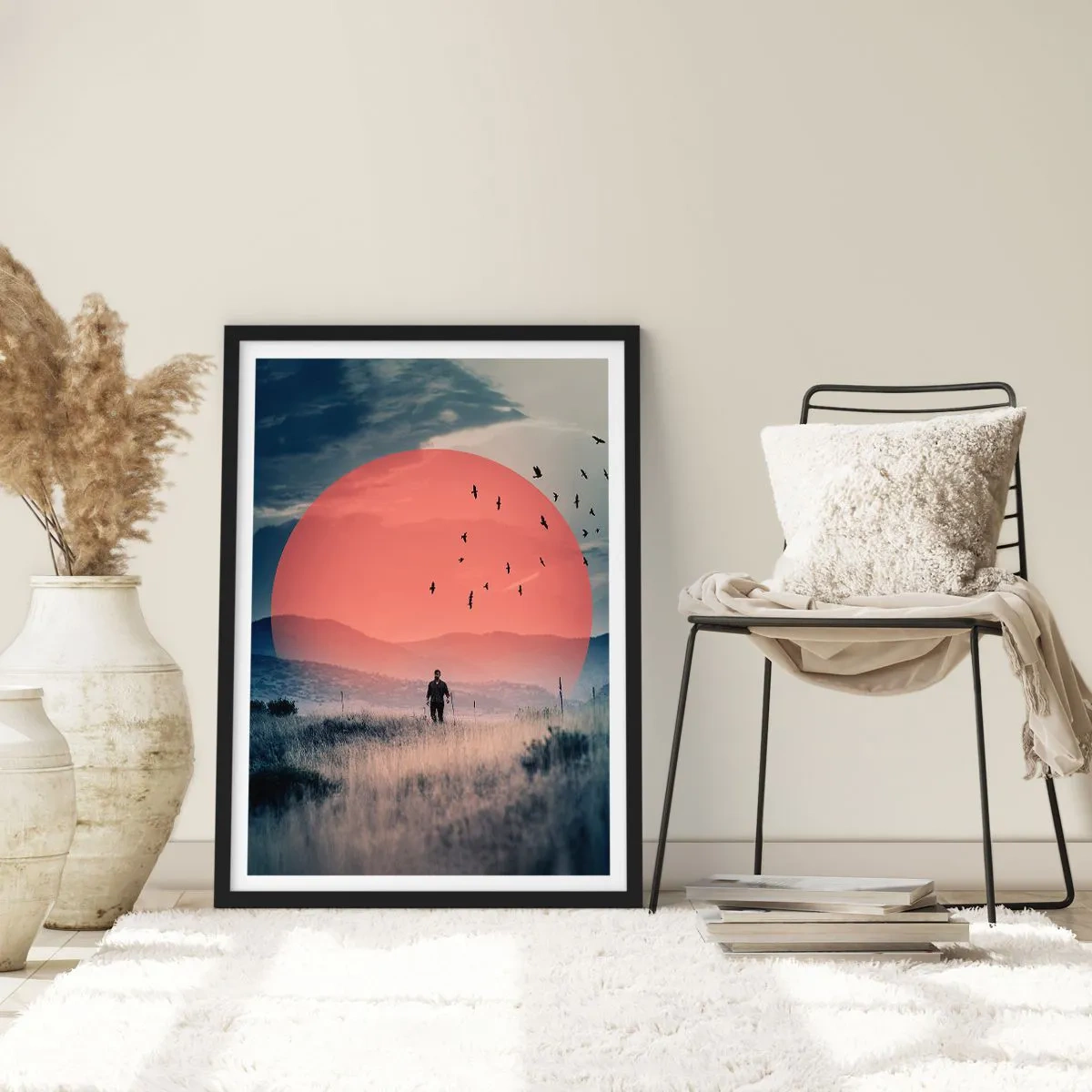 Plakat i sort ramme - En mand går gennem en mark mod en rød sol - 50x70cm - I sine elementer - Moderne vægdekoration til stue og soveværelse ARTTOR