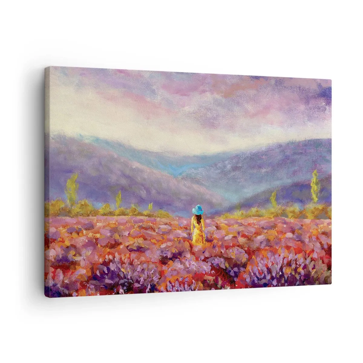Lærredstryk - Billede på lærred - En kvinde med hat går gennem en lavendelmark. - 70x50cm - I en verden af lavendel - Moderne vægdekoration til stue og soveværelse ARTTOR