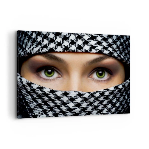 Lærredstryk - Billede på lærred - Et portræt af en sur grønøjede skønhed med grønne øjne - 100x70 cm