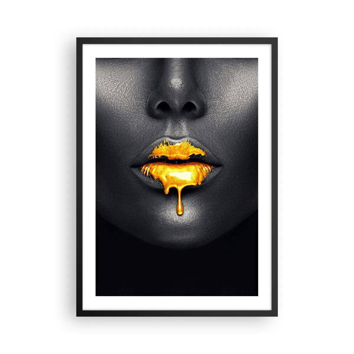 Plakat i sort ramme - Sort kvindes ansigt med orange maling på læberne - 50x70cm - Gyldenmund - Moderne vægdekoration til stue og soveværelse ARTTOR