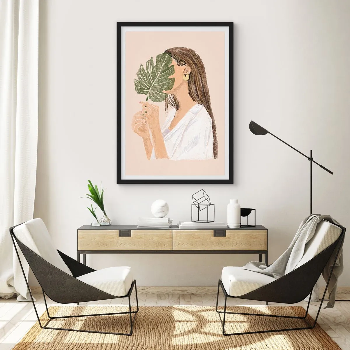 Plakat i sort ramme - En kvinde dækker sit ansigt med et monsterablad. - 50x70cm - Mystisk portræt med en vifte - Moderne vægdekoration til stue og soveværelse ARTTOR