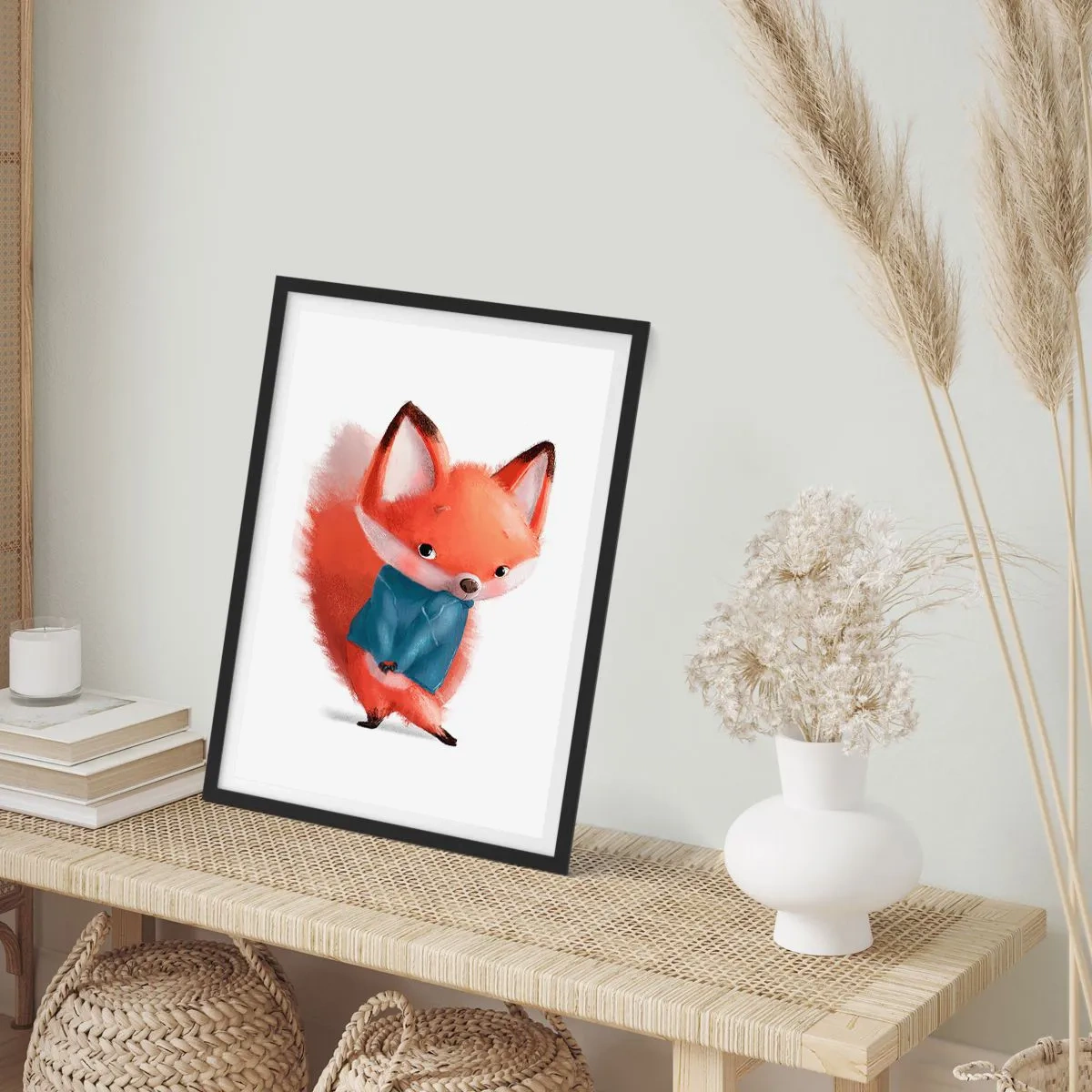 Plakat i sort ramme - En charmerende rød ræv i en blå sweater - 50x70cm - Ser jeg smuk ud i den her? - Moderne vægdekoration til stue og soveværelse ARTTOR