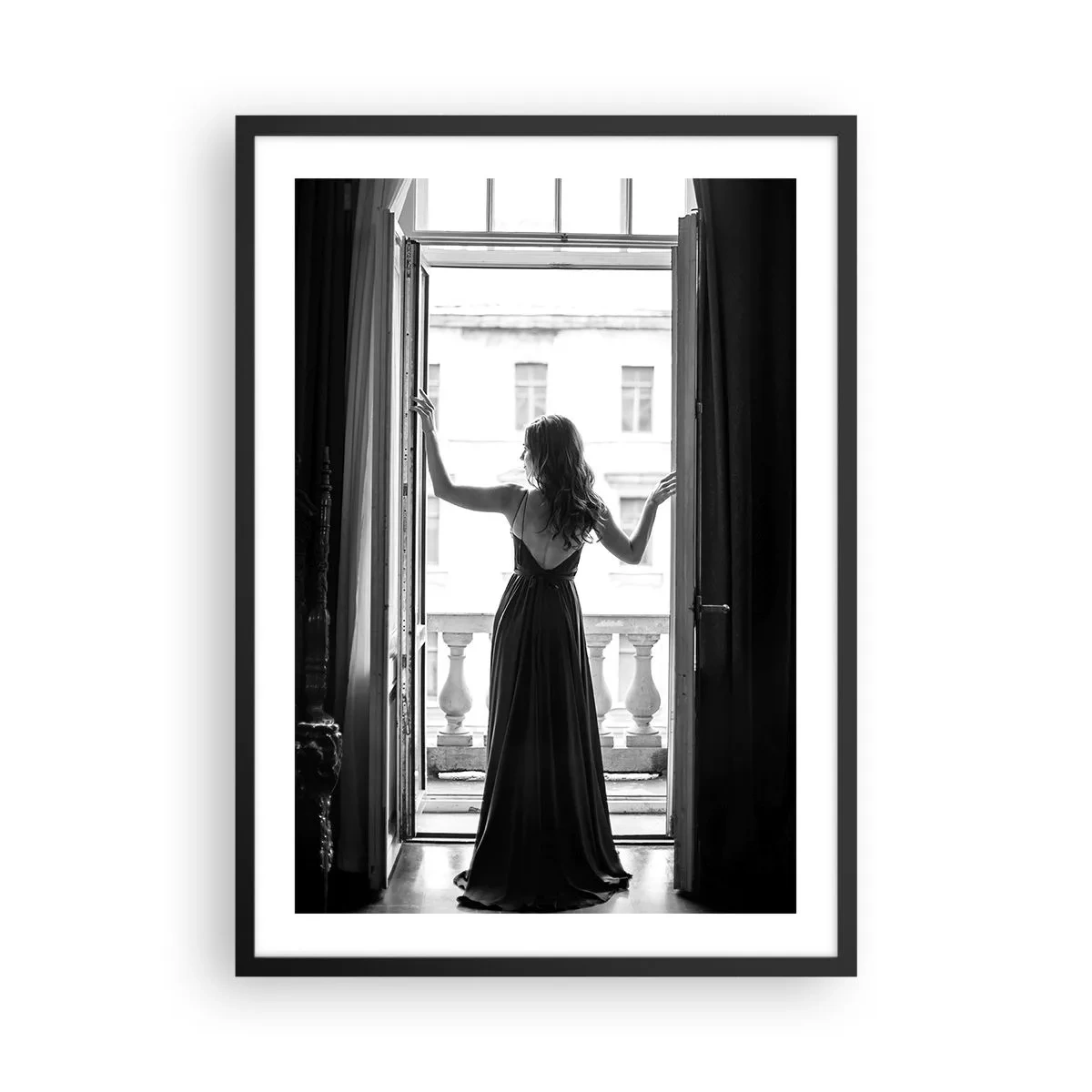 Plakat i sort ramme - En kvinde i en lang kjole står på en åben balkon - 50x70cm - I stor stil - Moderne vægdekoration til stue og soveværelse ARTTOR