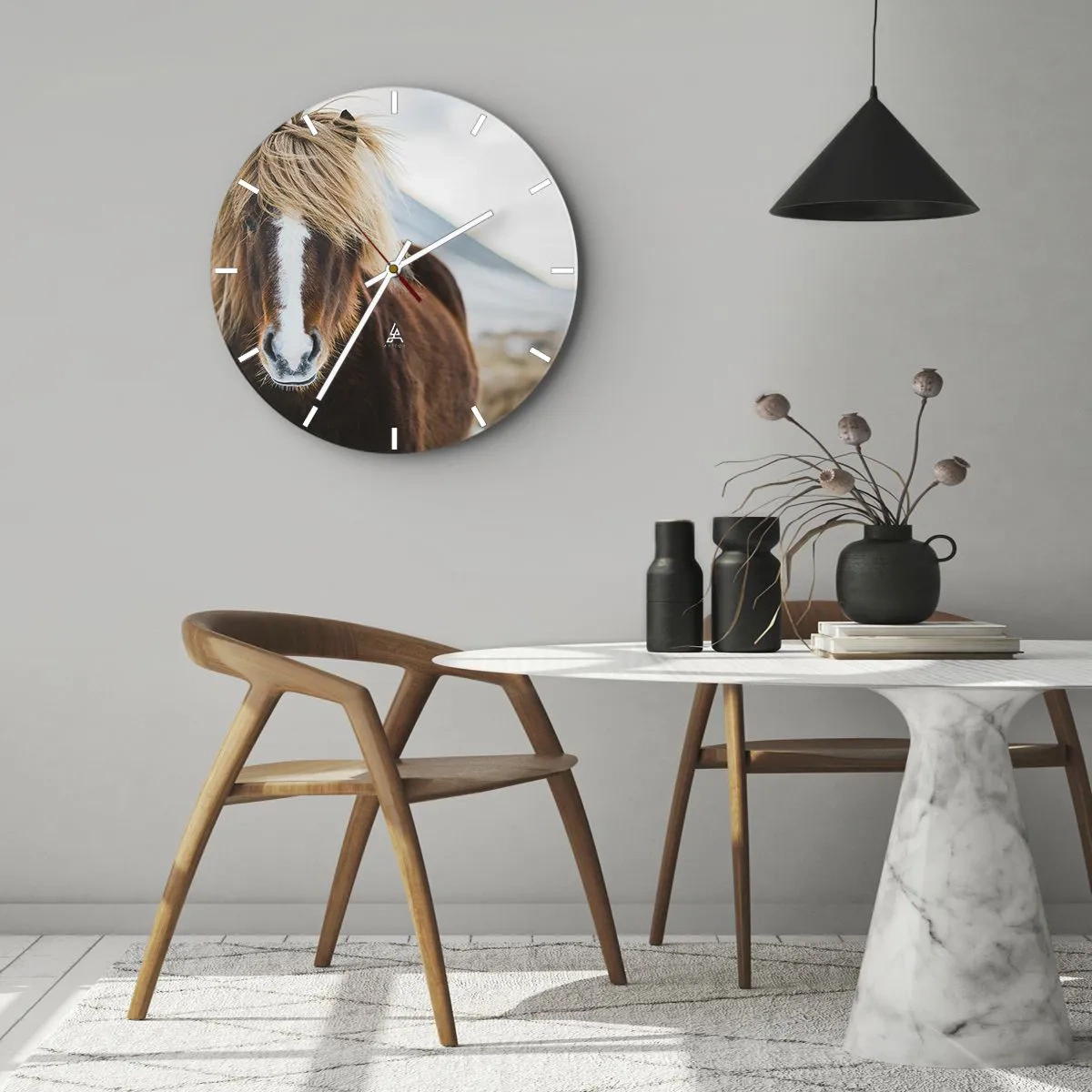 Vægur, Uret - En brun hest med en lys manke mod et bjerglandskab - 30x30cm - Kan du mærke friheden? - Moderne vægdekoration til stue, køkken og soveværelse ARTTOR