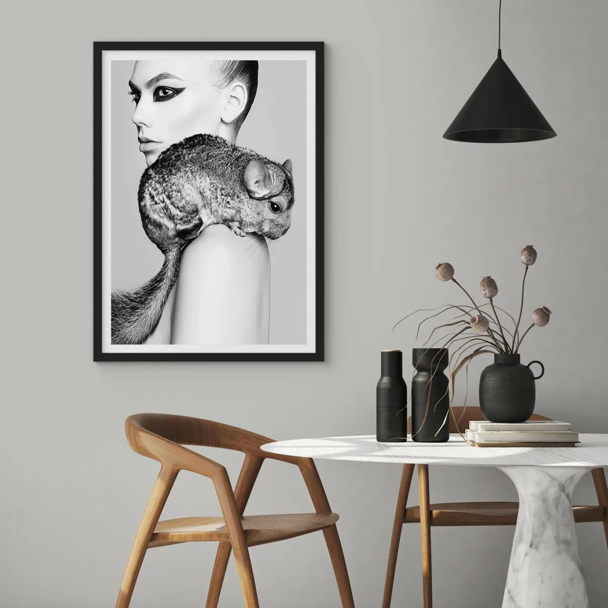 Plakat i sort ramme - Dame med en chinchilla - 40x50 cm