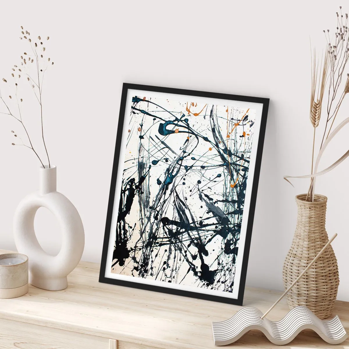 Plakat i sort ramme - Ekspressiv abstraktion i gestusmaleriets stil - 50x70cm - Ekspressionistisk abstraktion - Moderne vægdekoration til stue og soveværelse ARTTOR