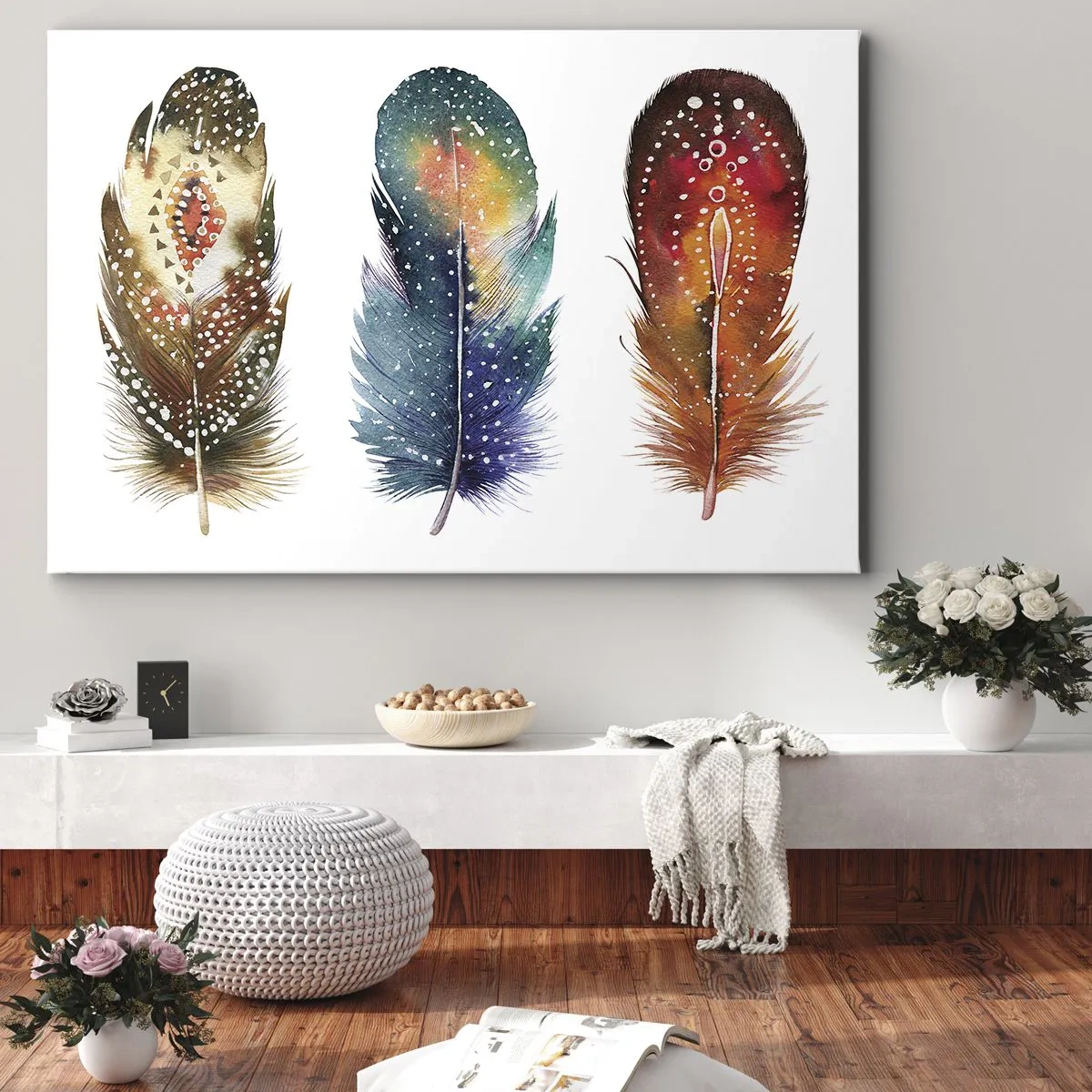Lærredstryk - Billede på lærred - Tre farverige fjer med kunstneriske mønstre på en lys baggrund - 70x50cm - Ritualer, ordinancer, mysterier - Moderne vægdekoration til stue og soveværelse ARTTOR