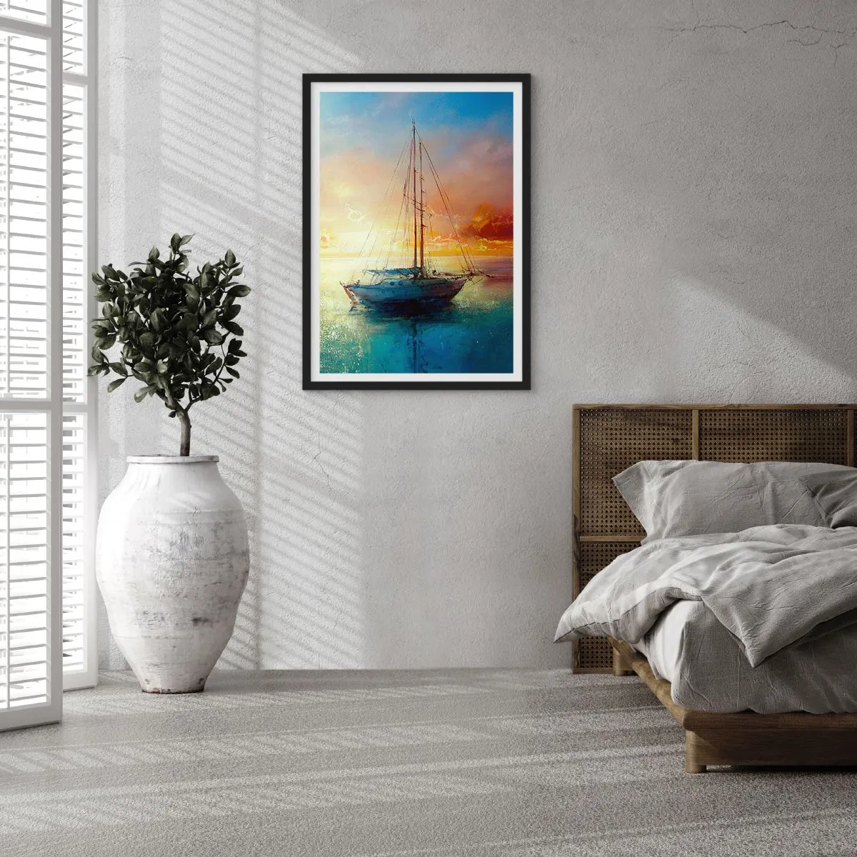 Plakat i sort ramme - En yacht på et roligt hav ved solnedgang - 50x70cm - I en gylden bugt - Moderne vægdekoration til stue og soveværelse ARTTOR