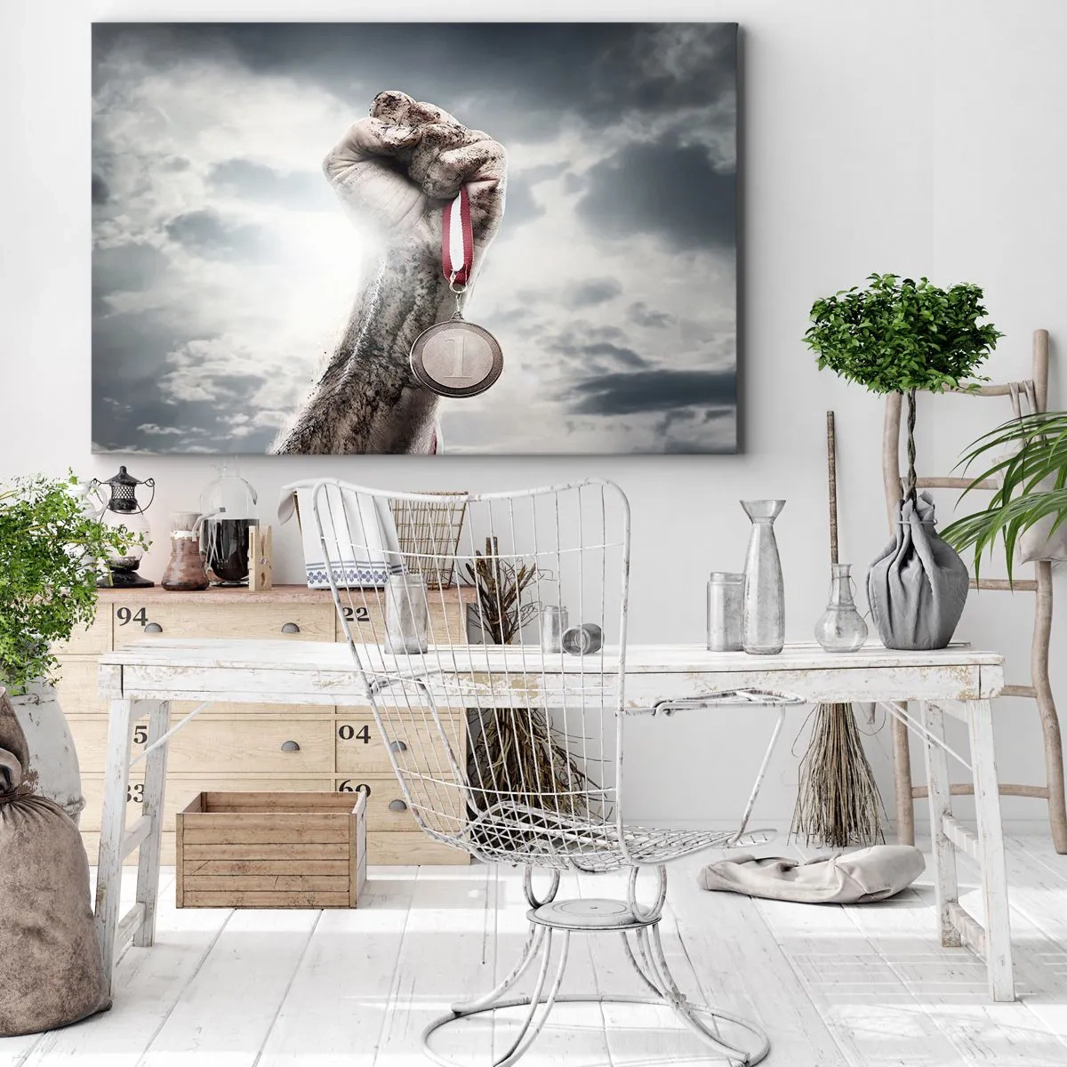 Lærredstryk - Billede på lærred - En hånd løftet med en medalje mod en overskyet himmel - 70x50cm - Per aspera ad astra - Moderne vægdekoration til stue og soveværelse ARTTOR