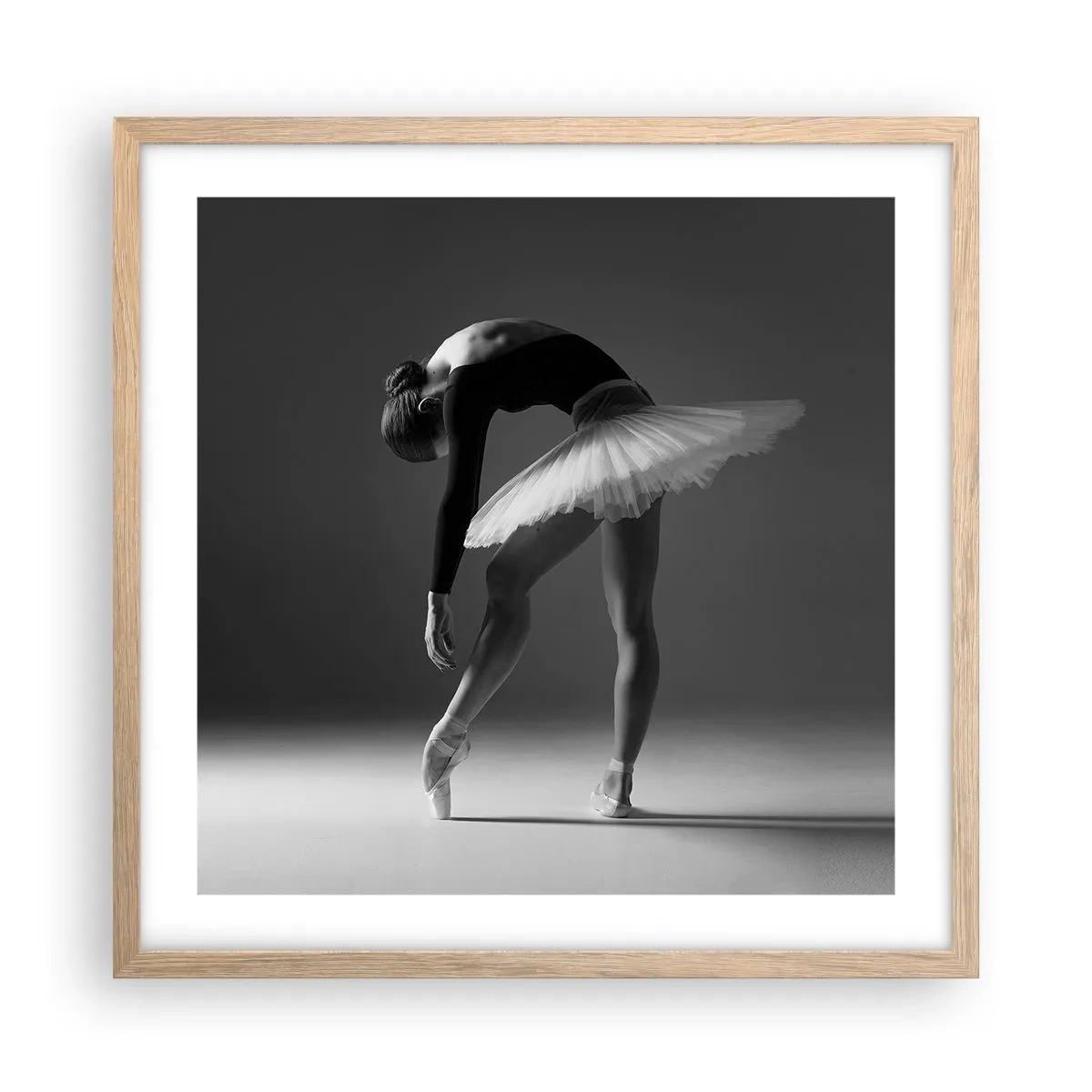 Plakat i ramme af lyst egetræ - Bella balerina - 50x50 cm