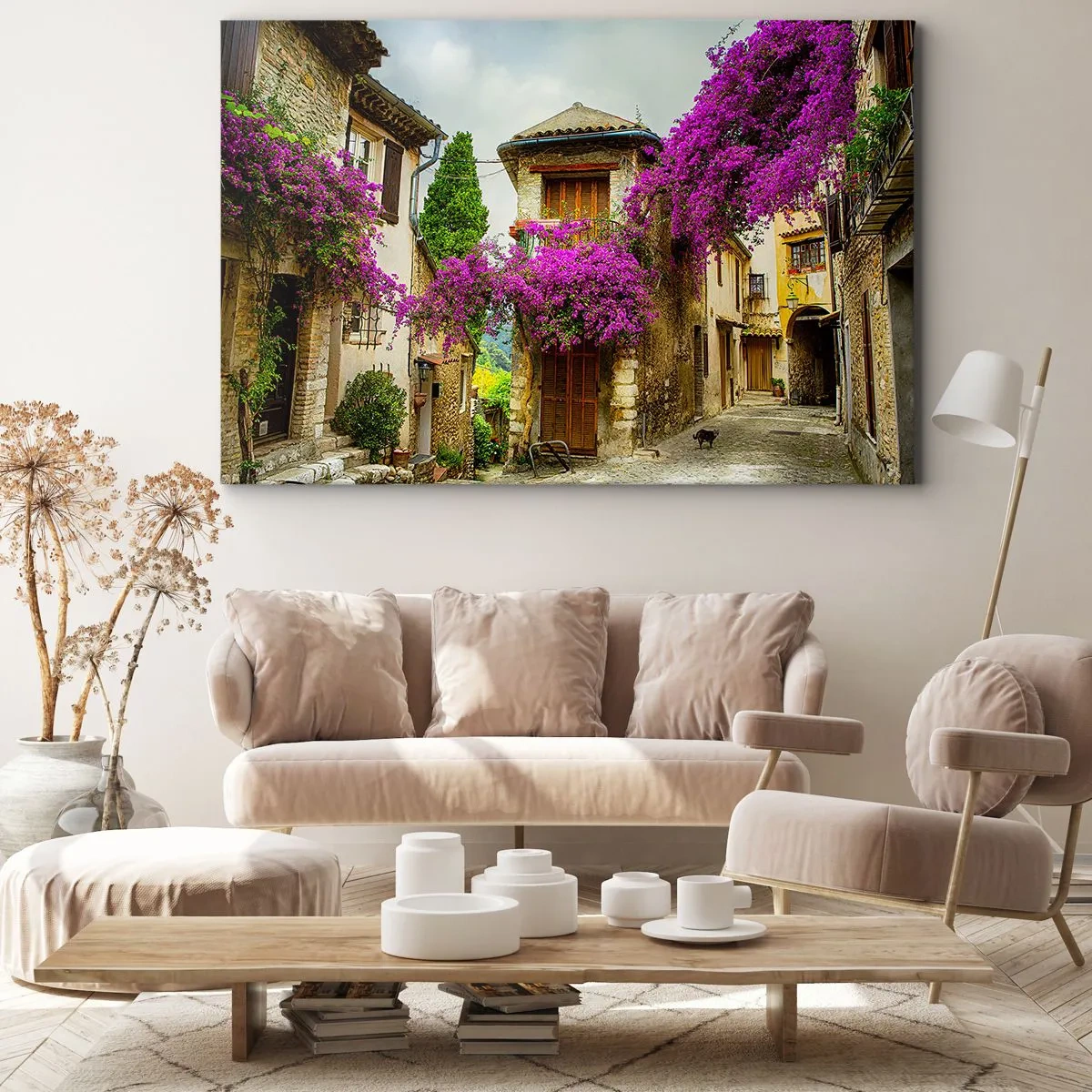 Lærredstryk - Billede på lærred - En stengade med lyserøde blomster og huse - 70x50cm - Under en blomstret baldakin - Moderne vægdekoration til stue og soveværelse ARTTOR