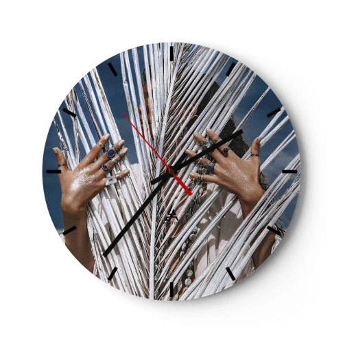 Vægur, Uret - Hænder dekoreret med ringe bag hvide palmeblade - 30x30cm - Shamanens kæreste? - Moderne vægdekoration til stue, køkken og soveværelse ARTTOR