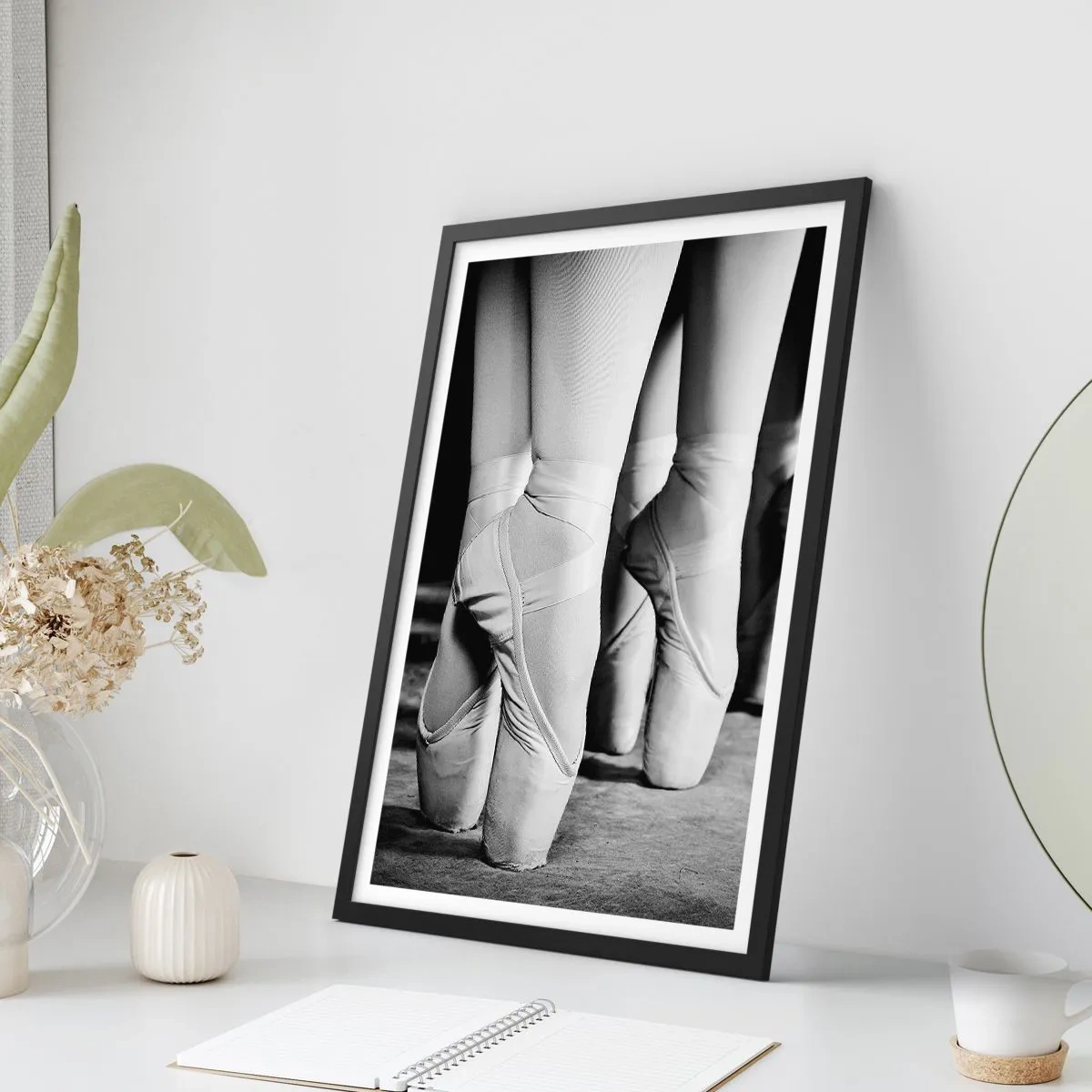 Plakat i sort ramme - En sort-hvid plakat med forestillende balletsko. - 50x70cm - Sammen, let - Moderne vægdekoration til stue og soveværelse ARTTOR