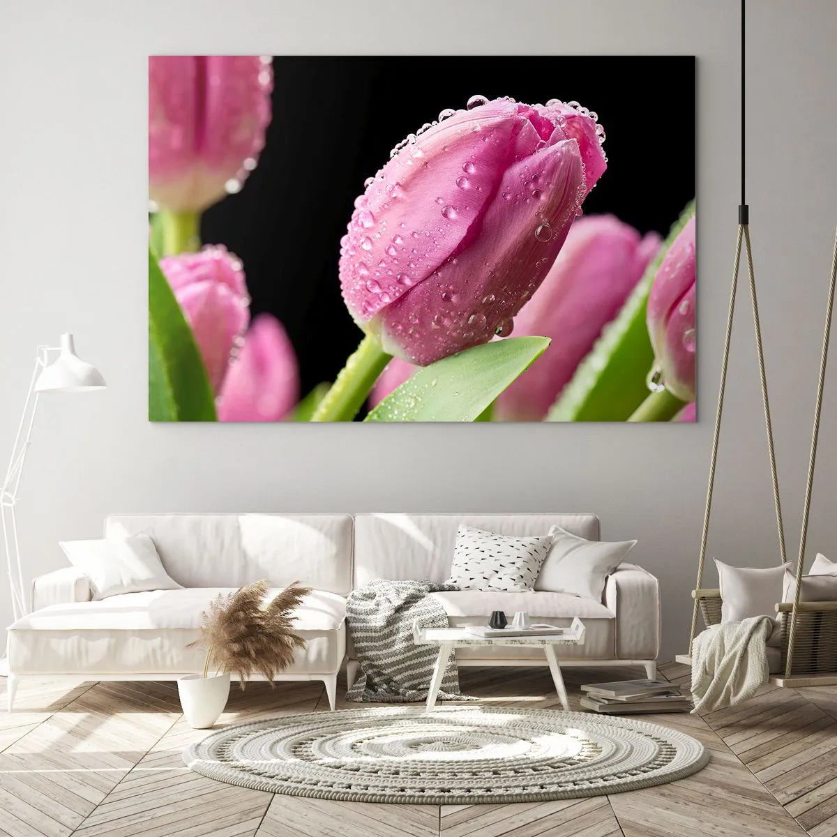 Billede på glas - Lyserøde tulipaner dækket med dugdråber på en sort baggrund - 70x50cm - En lilla drøm i duggen - Moderne vægdekoration til stue og soveværelse ARTTOR