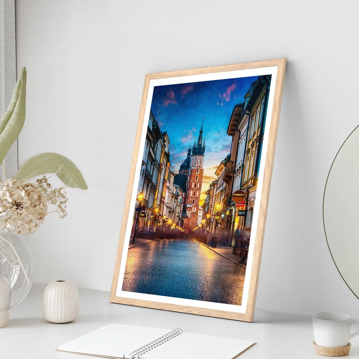 Plakat i ramme af lyst egetræ - Krakows charme - 70x100 cm