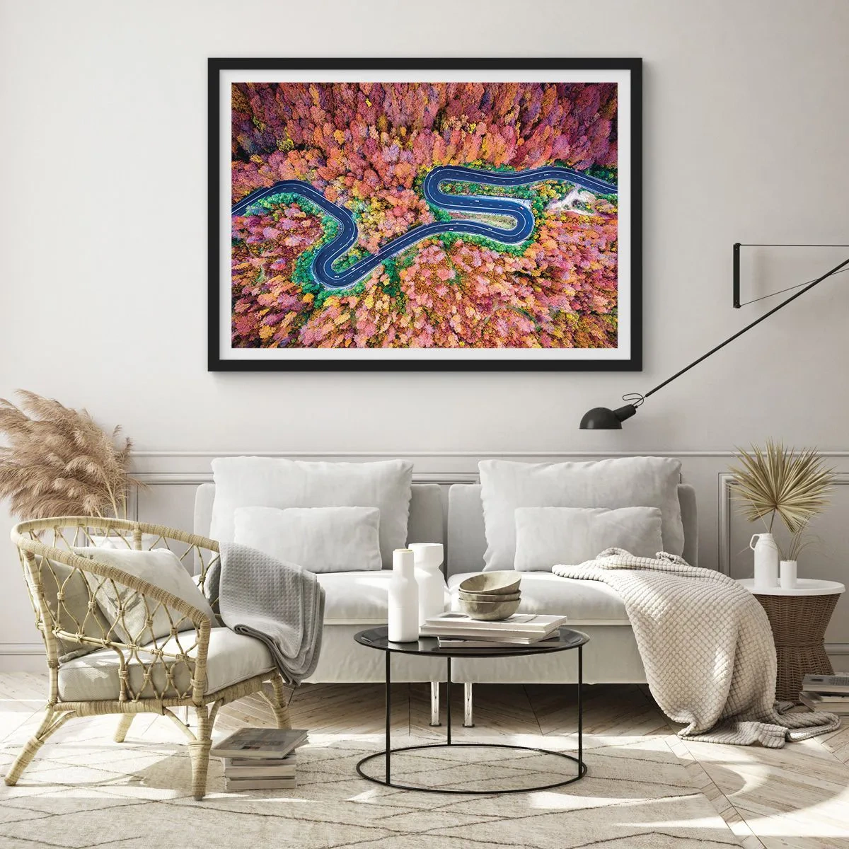 Plakat i sort ramme - En snoet vej gennem skoven - 50x40 cm