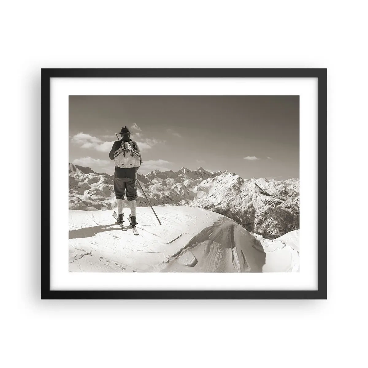 Plakat i sort ramme - Og bjergene er de samme - 50x40 cm