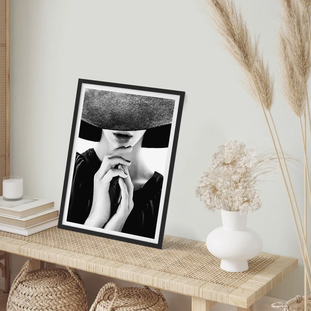 Plakat i sort ramme - Usynlig skønhed - 40x50 cm