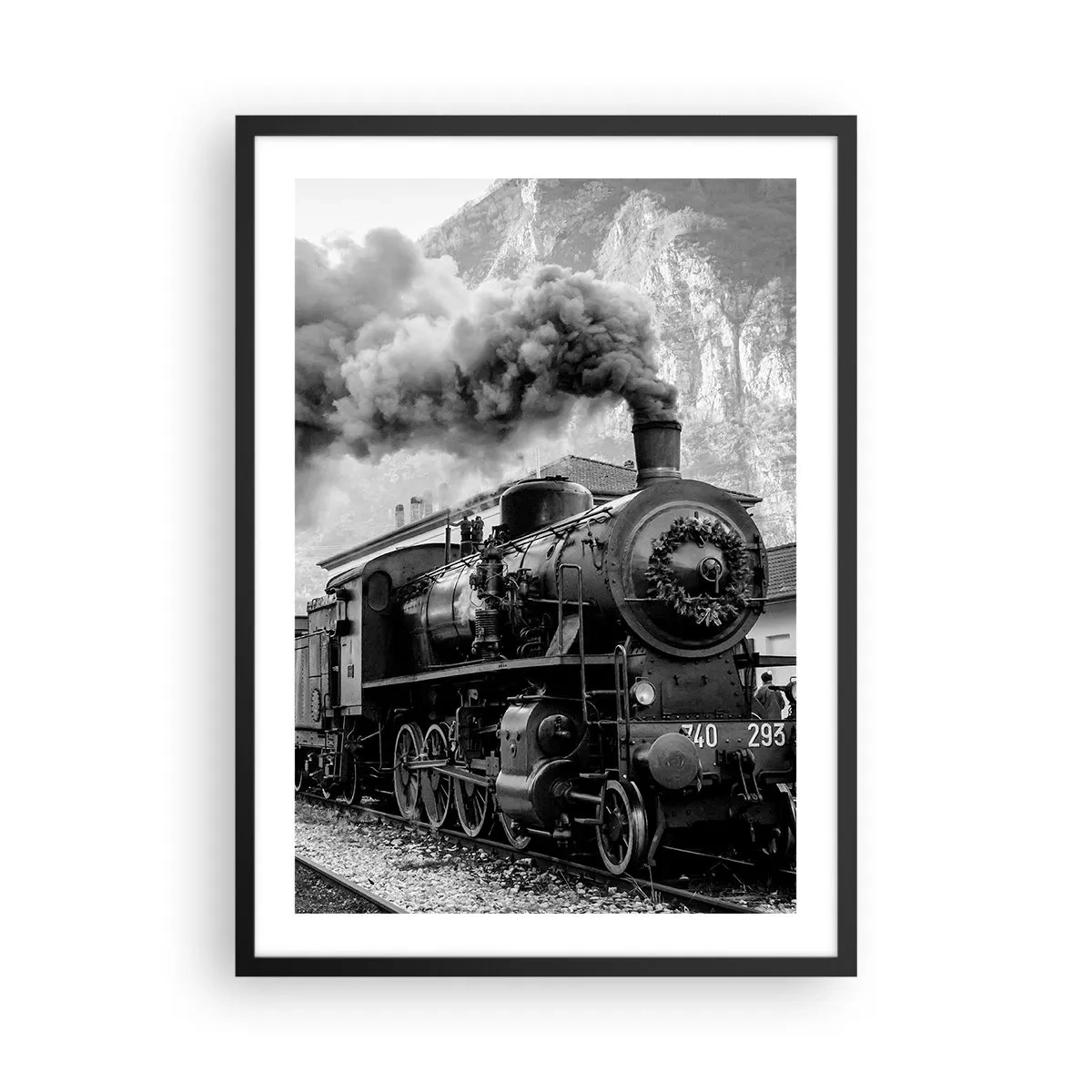 Plakat i sort ramme - Et damplokomotiv med stigende damp i et bjergrigt miljø - 50x70cm - Står på stationen... - Moderne vægdekoration til stue og soveværelse ARTTOR