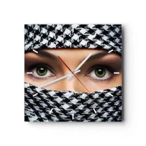 Vægur, Uret - Et portræt af en sur grønøjede skønhed med grønne øjne - 30x30 cm