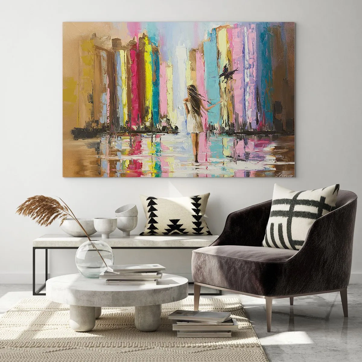 Billede på glas - En kvinde med en fugl i baggrunden af farverige bygninger - 70x50cm - Følg mig - Moderne vægdekoration til stue og soveværelse ARTTOR