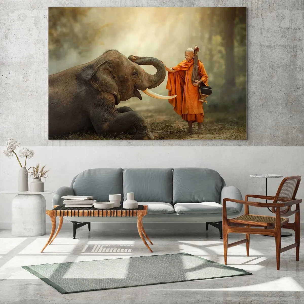 Billede på glas - En munk i orange klæder med en elefant i naturlige omgivelser - 70x50cm - Møde på ferien - Moderne vægdekoration til stue og soveværelse ARTTOR