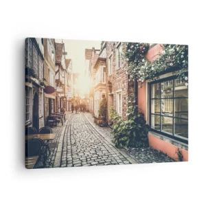 Lærredstryk - Billede på lærred - En charmerende gade med stenbelægning og blomster - 70x50cm - En rosengyde i et lyserødt skær - Moderne vægdekoration til stue og soveværelse ARTTOR