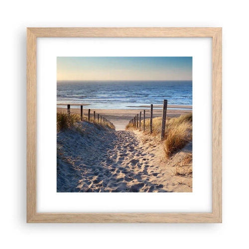 Plakat i ramme af lyst egetræ - Havet brummer, fuglene synger, en vild strand midt i græsset.... - 30x30 cm