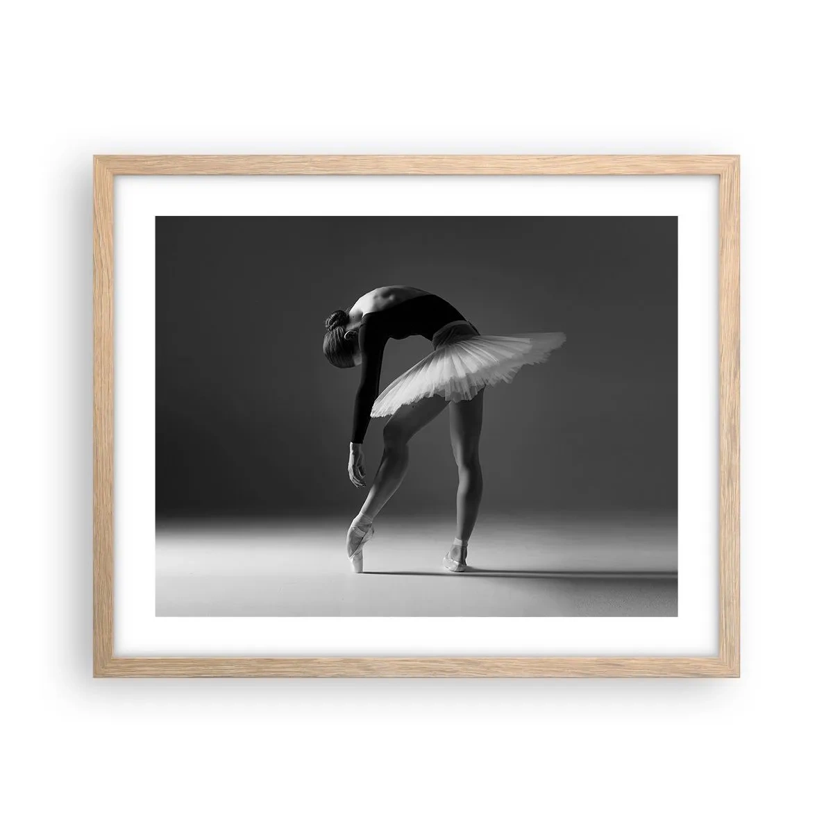 Plakat i ramme af lyst egetræ - Bella balerina - 50x40 cm