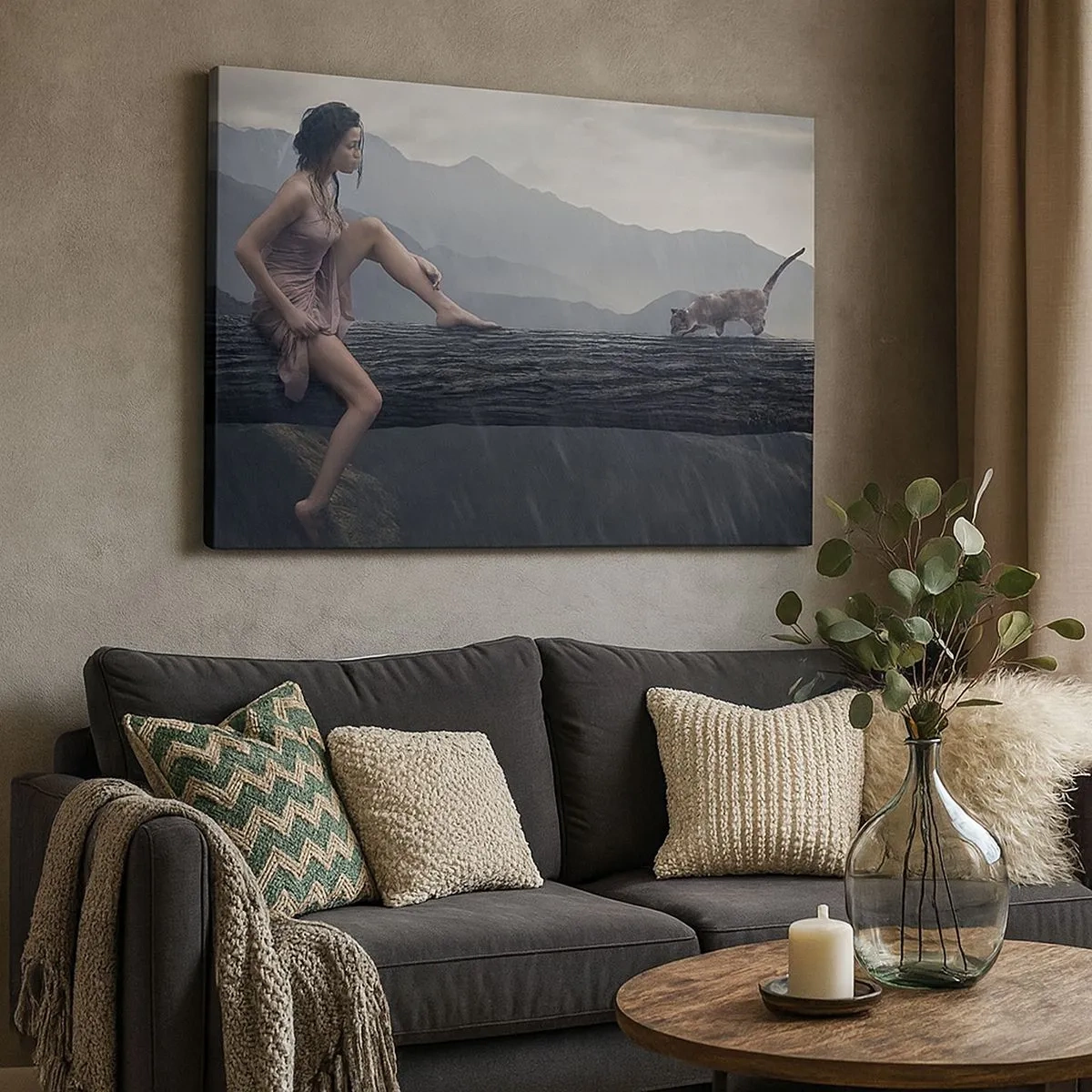 Lærredstryk - Billede på lærred - En kvinde og en kat på en træstamme i regnvejr med udsigt over bjergene. - 70x50cm - Skønhedens toppe - Moderne vægdekoration til stue og soveværelse ARTTOR