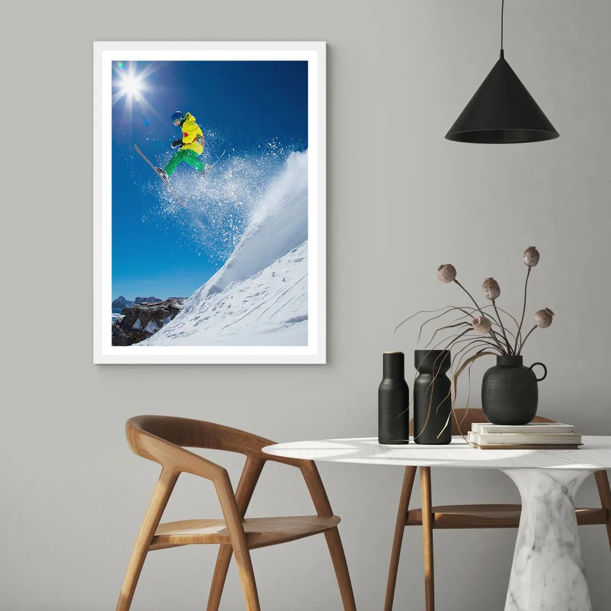 Plakat i hvid ramme - Danser med bjergene - 50x70 cm