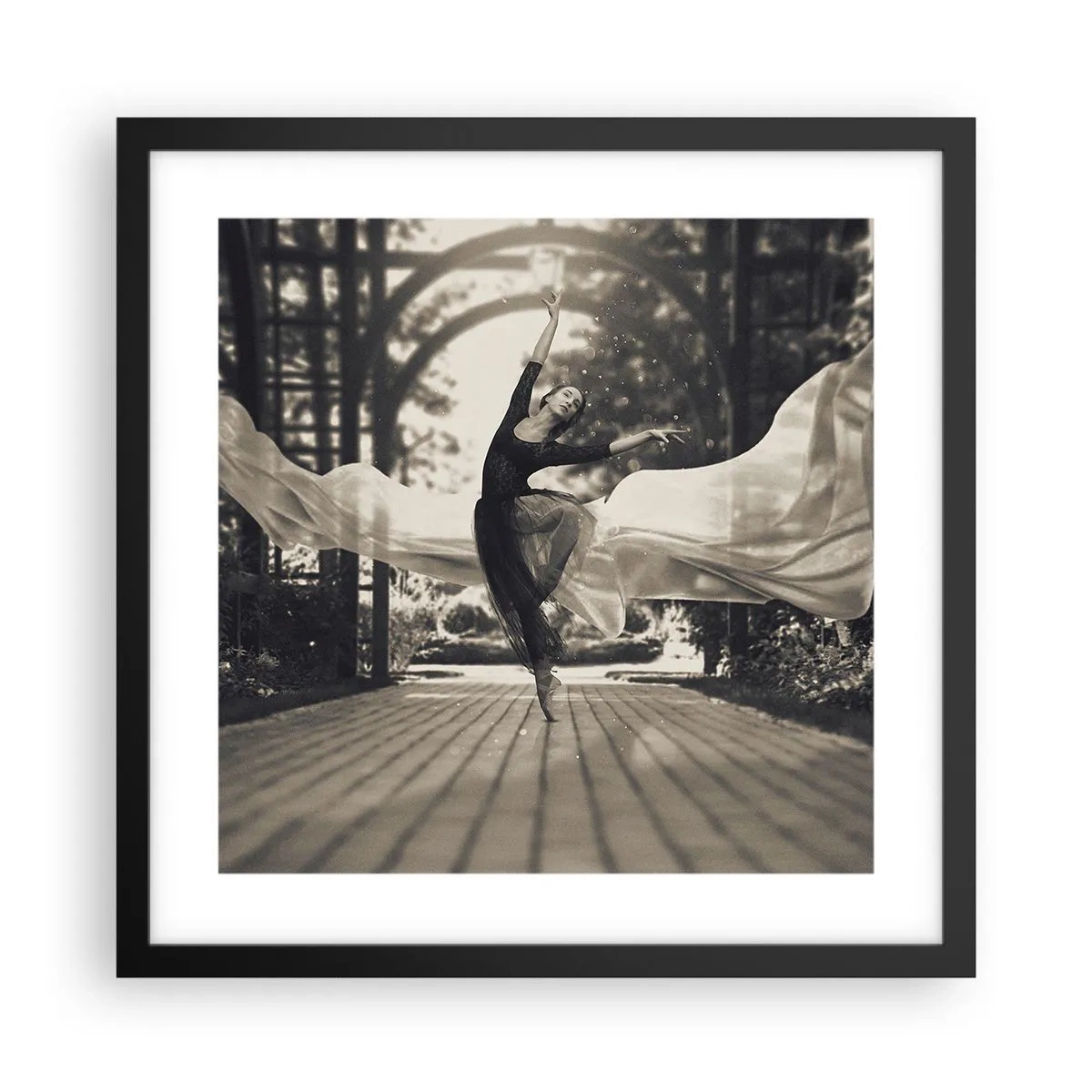 Plakat i sort ramme - Dans i haven - 40x40 cm