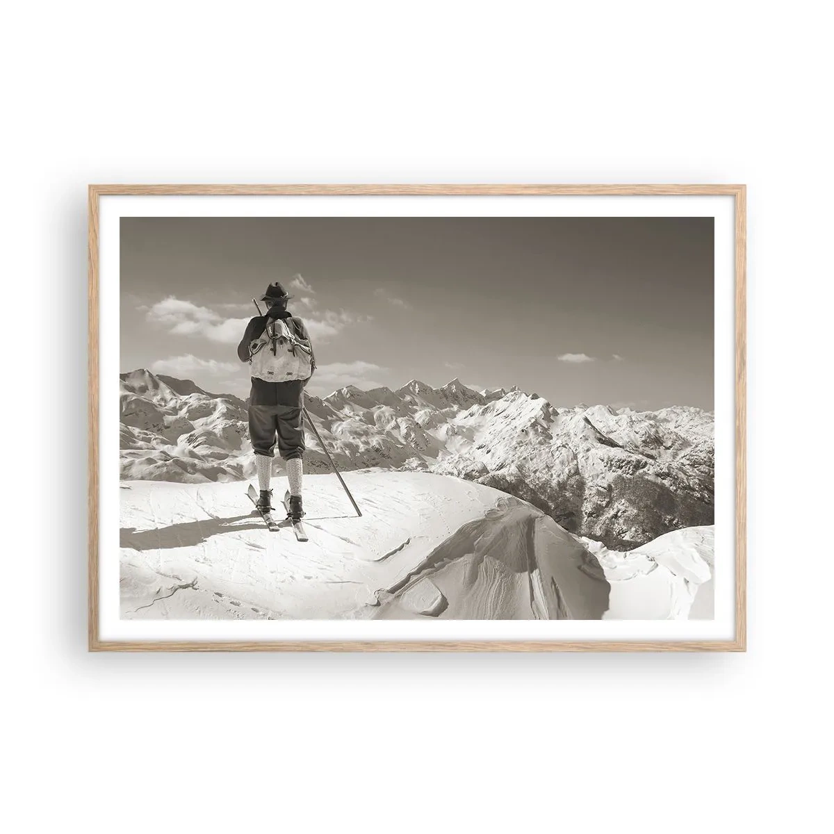 Plakat i ramme af lyst egetræ - Og bjergene er de samme - 100x70 cm