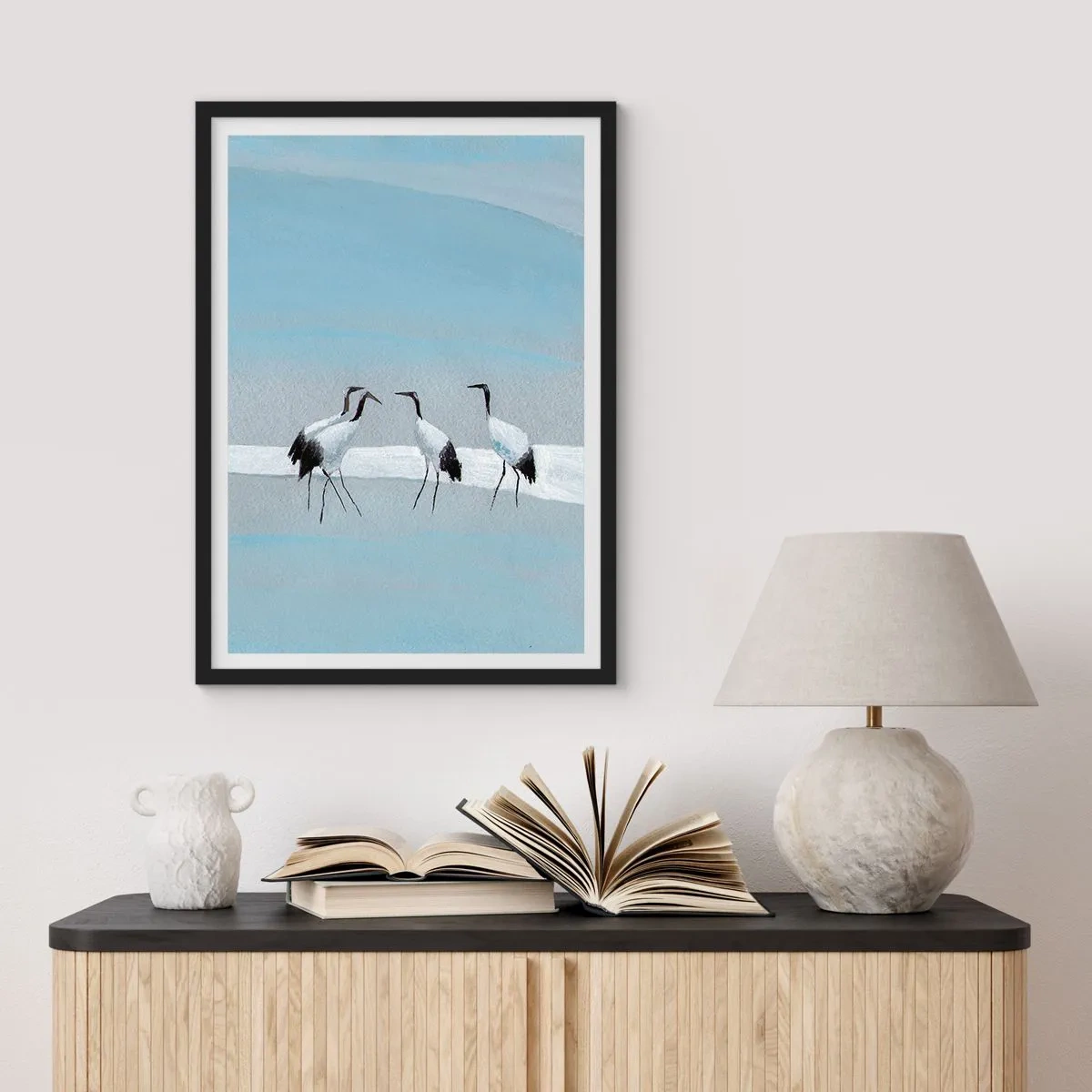 Plakat i sort ramme - En minimalistisk illustration af traner på en pastelfarvet baggrund. - 50x70cm - Efter en varm dag - Moderne vægdekoration til stue og soveværelse ARTTOR
