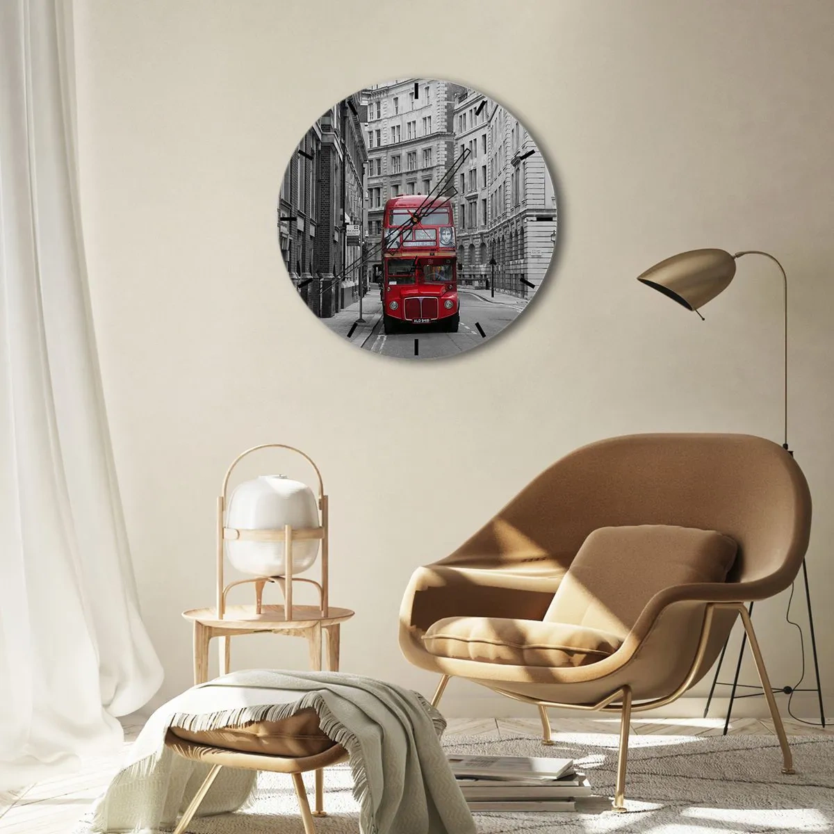 Vægur, Uret - En rød bus mod en baggrund af sorte og hvide bygninger. - 30x30cm - Hverdagen behøver ikke at være grå - Moderne vægdekoration til stue, køkken og soveværelse ARTTOR