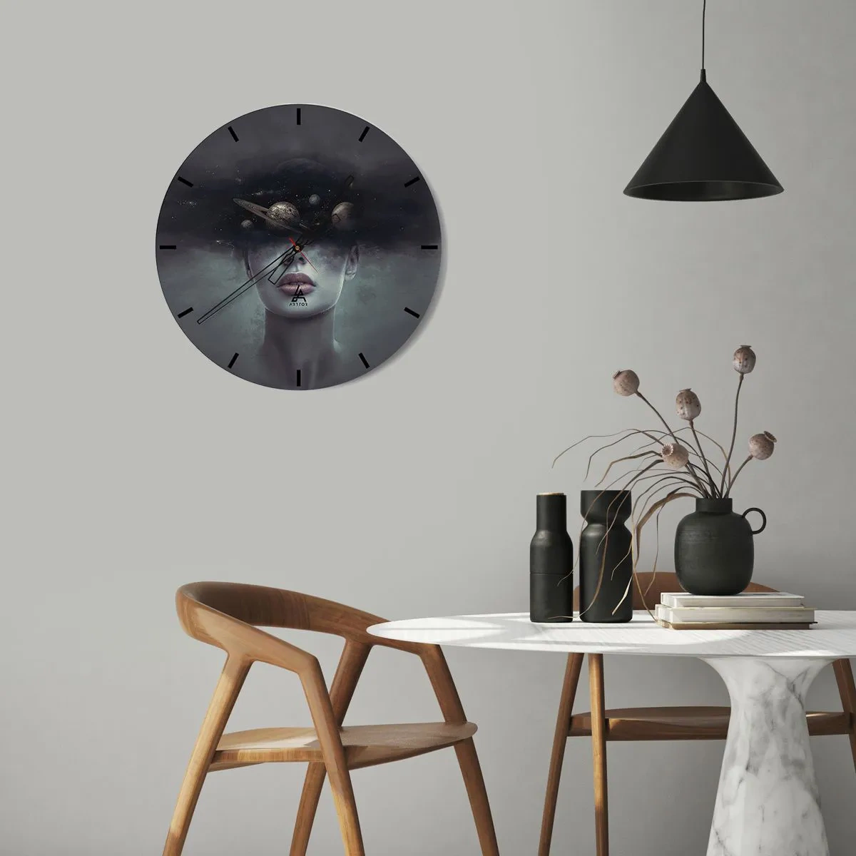 Vægur, Uret - En kosmisk sammensætning af planeter i en kvindes hoved mod en mørk baggrund. - 30x30cm - Og planeterne er ved at gå amok... - Moderne vægdekoration til stue, køkken og soveværelse ARTTOR