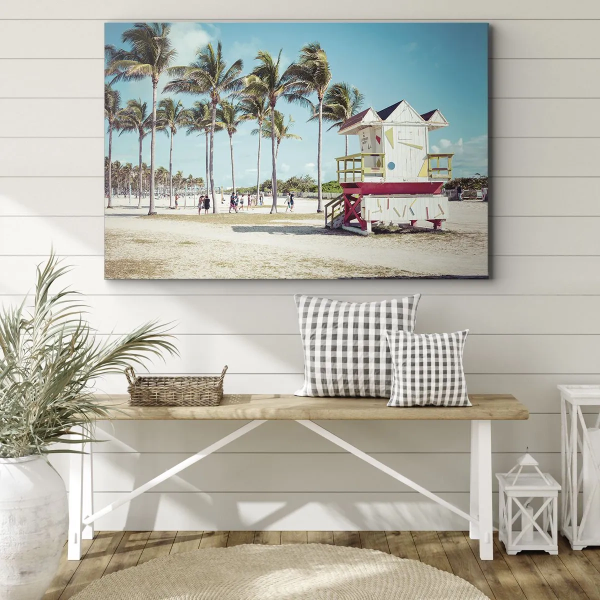 Lærredstryk - Billede på lærred - En strand med palmer og et livreddertårn i baggrunden - 70x50cm - En smuk dag foran dig - Moderne vægdekoration til stue og soveværelse ARTTOR
