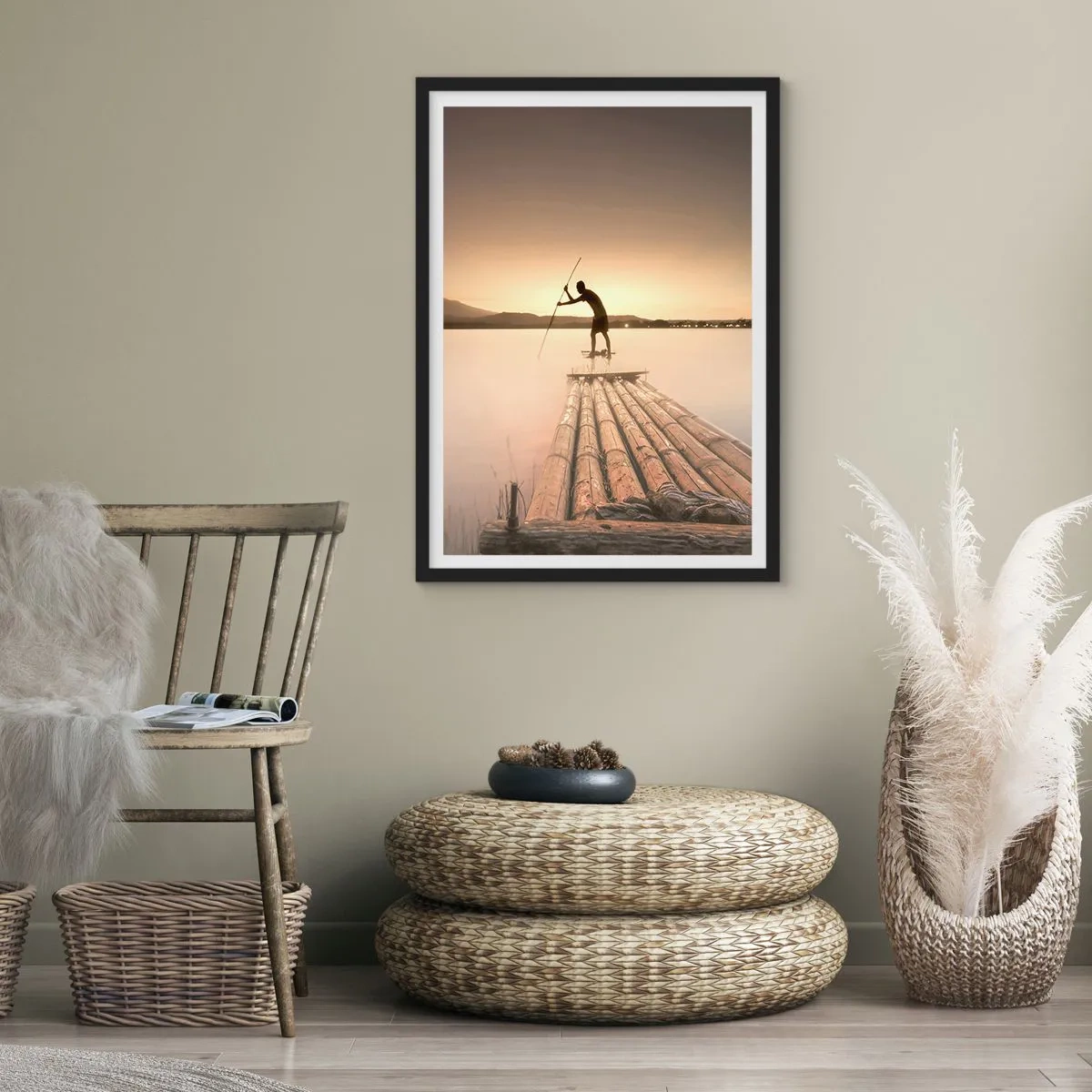 Plakat i sort ramme - En figur på en bambusflåde ved solnedgang - 50x70cm - Før du hviler - Moderne vægdekoration til stue og soveværelse ARTTOR
